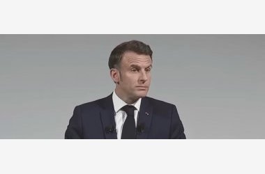 Macron, toujours plus détestable, coincé entre 2 fronts